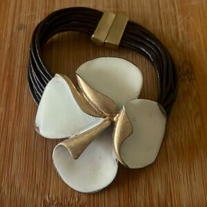 NWOT White Flower Bracelet